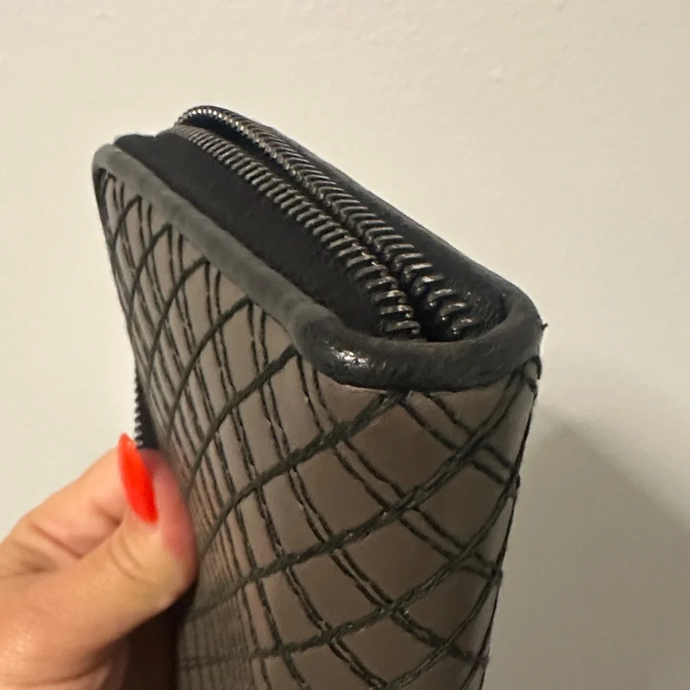 Bottega Veneta Dark Beige & Black Woven Zip Around Wallet. NWOT & Incl Orig Box - Picture 10 of 15